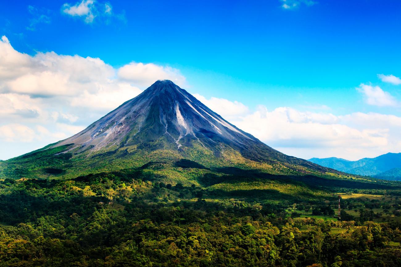 2 famous tourist attractions in costa rica
